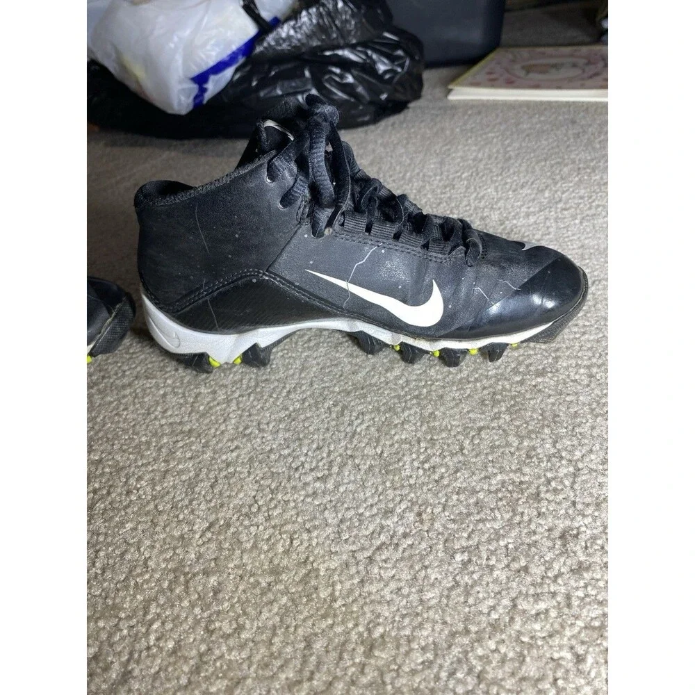 Nike Alpha Shark 2 Low Youth Football Cleats Black White 719953-002 Size 1Y Boys